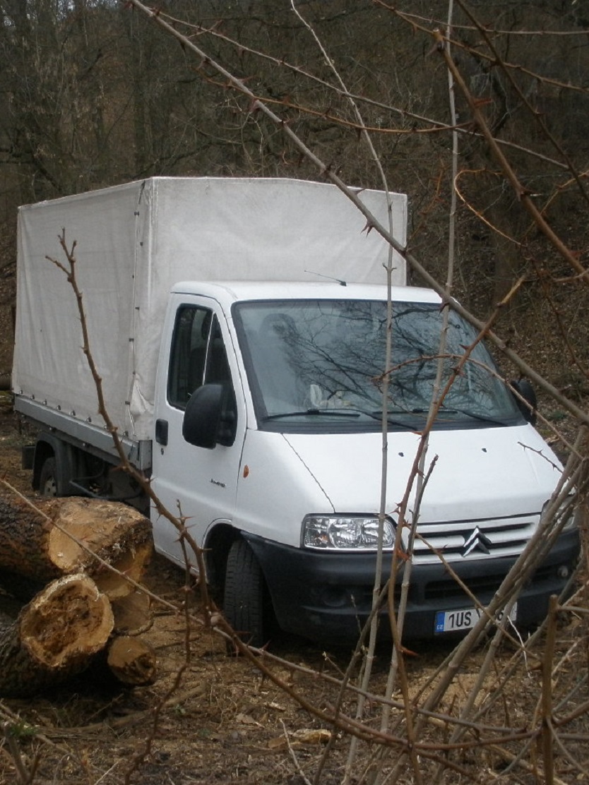 nákladní auto citroën jumper na okraji lesa